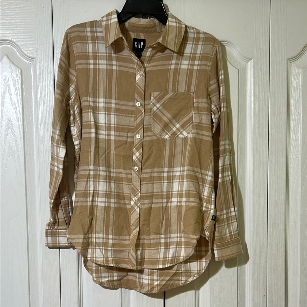 GAP Woman’s Tan Plaid Button-Up Shirt